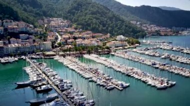 Fethiye şehri ve Fethiye limanı yat ve teknelerle dolu.
