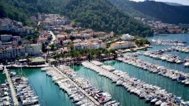 Fethiye şehri ve Fethiye limanı yat ve teknelerle dolu.