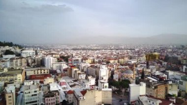 Aydın 'ın başkenti Aydın' ın havadan çekilmiş fotoğrafı - Aydın 'ın Aydın kenti, güneşli bir günde İHA' nın en yüksek noktasından havalandı. Şehir merkezinde ve parklarda inanılmaz bir hava manzarası var..
