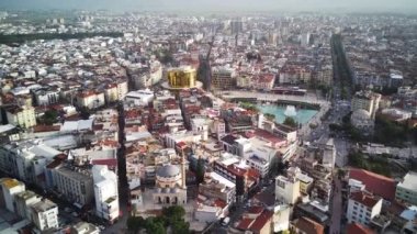 Aydın 'ın başkenti Aydın' ın havadan çekilmiş fotoğrafı - Aydın 'ın Aydın kenti, güneşli bir günde İHA' nın en yüksek noktasından havalandı. Şehir merkezinde ve parklarda inanılmaz bir hava manzarası var..