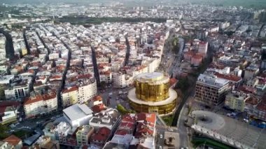 Aydın 'ın başkenti Aydın' ın havadan çekilmiş fotoğrafı - Aydın 'ın Aydın kenti, güneşli bir günde İHA' nın en yüksek noktasından havalandı. Şehir merkezinde ve parklarda inanılmaz bir hava manzarası var..