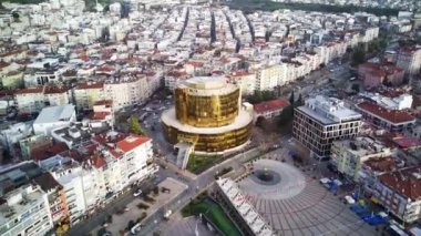 Aydın 'ın başkenti Aydın' ın havadan çekilmiş fotoğrafı - Aydın 'ın Aydın kenti, güneşli bir günde İHA' nın en yüksek noktasından havalandı. Şehir merkezinde ve parklarda inanılmaz bir hava manzarası var..