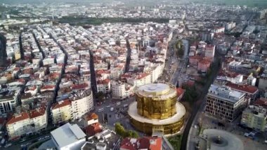 Aydın 'ın başkenti Aydın' ın havadan çekilmiş fotoğrafı - Aydın 'ın Aydın kenti, güneşli bir günde İHA' nın en yüksek noktasından havalandı. Şehir merkezinde ve parklarda inanılmaz bir hava manzarası var..