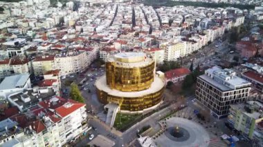Aydın 'ın başkenti Aydın' ın havadan çekilmiş fotoğrafı - Aydın 'ın Aydın kenti, güneşli bir günde İHA' nın en yüksek noktasından havalandı. Şehir merkezinde ve parklarda inanılmaz bir hava manzarası var..