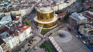 Aydın 'ın başkenti Aydın' ın havadan çekilmiş fotoğrafı - Aydın 'ın Aydın kenti, güneşli bir günde İHA' nın en yüksek noktasından havalandı. Şehir merkezinde ve parklarda inanılmaz bir hava manzarası var..