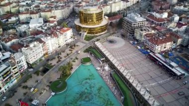 Aydın 'ın başkenti Aydın' ın havadan çekilmiş fotoğrafı - Aydın 'ın Aydın kenti, güneşli bir günde İHA' nın en yüksek noktasından havalandı. Şehir merkezinde ve parklarda inanılmaz bir hava manzarası var..