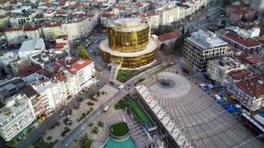 Aydın 'ın başkenti Aydın' ın havadan çekilmiş fotoğrafı - Aydın 'ın Aydın kenti, güneşli bir günde İHA' nın en yüksek noktasından havalandı. Şehir merkezinde ve parklarda inanılmaz bir hava manzarası var..