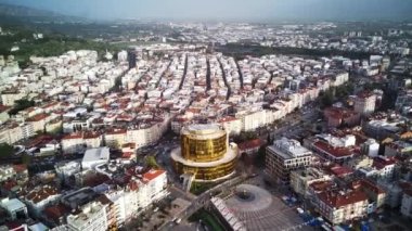 Aydın 'ın başkenti Aydın' ın havadan çekilmiş fotoğrafı - Aydın 'ın Aydın kenti, güneşli bir günde İHA' nın en yüksek noktasından havalandı. Şehir merkezinde ve parklarda inanılmaz bir hava manzarası var..