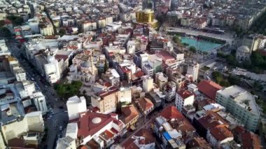 Aydın 'ın başkenti Aydın' ın havadan çekilmiş fotoğrafı - Aydın 'ın Aydın kenti, güneşli bir günde İHA' nın en yüksek noktasından havalandı. Şehir merkezinde ve parklarda inanılmaz bir hava manzarası var..
