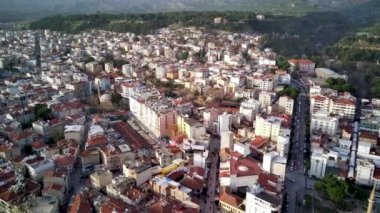 Aydın 'ın başkenti Aydın' ın havadan çekilmiş fotoğrafı - Aydın 'ın Aydın kenti, güneşli bir günde İHA' nın en yüksek noktasından havalandı. Şehir merkezinde ve parklarda inanılmaz bir hava manzarası var..