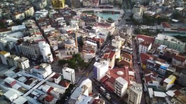 Aydın 'ın başkenti Aydın' ın havadan çekilmiş fotoğrafı - Aydın 'ın Aydın kenti, güneşli bir günde İHA' nın en yüksek noktasından havalandı. Şehir merkezinde ve parklarda inanılmaz bir hava manzarası var..