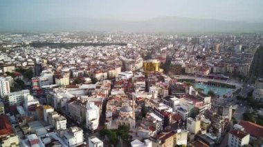 Aydın 'ın başkenti Aydın' ın havadan çekilmiş fotoğrafı - Aydın 'ın Aydın kenti, güneşli bir günde İHA' nın en yüksek noktasından havalandı. Şehir merkezinde ve parklarda inanılmaz bir hava manzarası var..