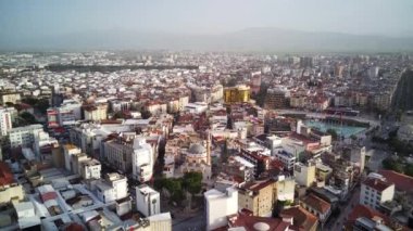 Aydın 'ın başkenti Aydın' ın havadan çekilmiş fotoğrafı - Aydın 'ın Aydın kenti, güneşli bir günde İHA' nın en yüksek noktasından havalandı. Şehir merkezinde ve parklarda inanılmaz bir hava manzarası var..
