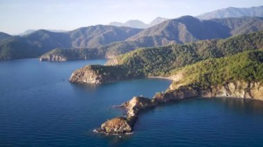 İzleme yolu arasındaki doğal parka inanılmaz yüksek açılı insansız hava aracı görüntüsü: Güney Türkiye, Antalya ve Mugla 'da 