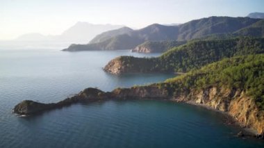 İzleme yolu arasındaki doğal parka inanılmaz yüksek açılı insansız hava aracı görüntüsü: Güney Türkiye, Antalya ve Mugla 'da 