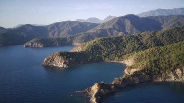 İzleme yolu arasındaki doğal parka inanılmaz yüksek açılı insansız hava aracı görüntüsü: Güney Türkiye, Antalya ve Mugla 'da 
