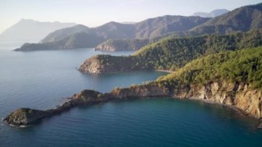 İzleme yolu arasındaki doğal parka inanılmaz yüksek açılı insansız hava aracı görüntüsü: Güney Türkiye, Antalya ve Mugla 'da 