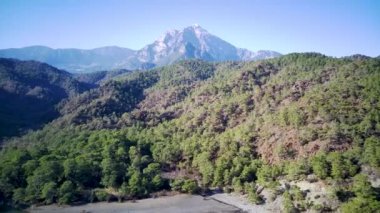 İzleme yolu arasındaki doğal parka inanılmaz yüksek açılı insansız hava aracı görüntüsü: Güney Türkiye, Antalya ve Mugla 'da 