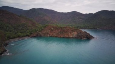İzleme yolu arasındaki doğal parka inanılmaz yüksek açılı insansız hava aracı görüntüsü: Güney Türkiye, Antalya ve Mugla 'da 