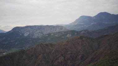 İzleme yolu arasındaki doğal parka inanılmaz yüksek açılı insansız hava aracı görüntüsü: Güney Türkiye, Antalya ve Mugla 'da 