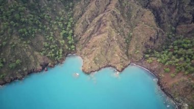 İzleme yolu arasındaki doğal parka inanılmaz yüksek açılı insansız hava aracı görüntüsü: Güney Türkiye, Antalya ve Mugla 'da 