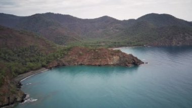 İzleme yolu arasındaki doğal parka inanılmaz yüksek açılı insansız hava aracı görüntüsü: Güney Türkiye, Antalya ve Mugla 'da 