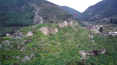 Dünyaca ünlü unesco Fethiye Knight 's Castle Hill' in insansız hava aracı görüntüsü. Kırmızı Türk bayrağıyla antik turistik bir yer.