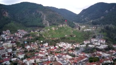 Fethiye 'deki Amyntas' ın dünyaca ünlü Unesco Mezarı 'nın insansız hava aracı görüntüsü. Taş, Lucian İmparatorluğu 'nun yeşil dağdaki mezarlarını kesmiş.