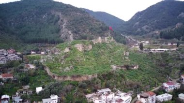 Dünyaca ünlü unesco Fethiye Knight 's Castle Hill' in insansız hava aracı görüntüsü. Kırmızı Türk bayrağıyla antik turistik bir yer.