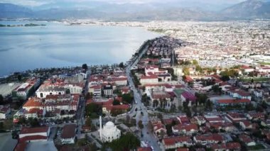 Fethiye şehri ve Fethiye limanı yat ve teknelerle dolu.