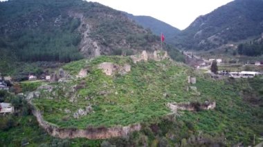 Dünyaca ünlü unesco Fethiye Knight 's Castle Hill' in insansız hava aracı görüntüsü. Kırmızı Türk bayrağıyla antik turistik bir yer.