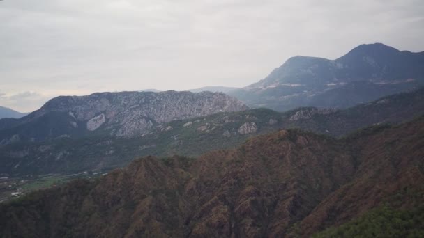 Niesamowity Widok Góry Pod Wysokim Kątem Drona Naturalny Park Wśród — Wideo stockowe