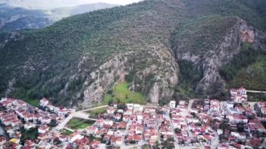 Fethiye 'deki Amyntas' ın dünyaca ünlü Unesco Mezarı 'nın insansız hava aracı görüntüsü. Taş, Lucian İmparatorluğu 'nun yeşil dağdaki mezarlarını kesmiş.