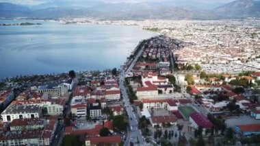 Fethiye şehri ve Fethiye limanı yat ve teknelerle dolu.