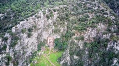 Fethiye 'deki Amyntas' ın dünyaca ünlü Unesco Mezarı 'nın insansız hava aracı görüntüsü. Taş, Lucian İmparatorluğu 'nun yeşil dağdaki mezarlarını kesmiş.
