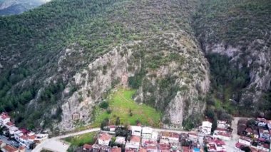 Fethiye 'deki Amyntas' ın dünyaca ünlü Unesco Mezarı 'nın insansız hava aracı görüntüsü. Taş, Lucian İmparatorluğu 'nun yeşil dağdaki mezarlarını kesmiş.