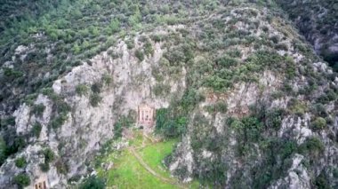 Fethiye 'deki Amyntas' ın dünyaca ünlü Unesco Mezarı 'nın insansız hava aracı görüntüsü. Taş, Lucian İmparatorluğu 'nun yeşil dağdaki mezarlarını kesmiş.