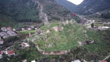 Dünyaca ünlü unesco Fethiye Knight 's Castle Hill' in insansız hava aracı görüntüsü. Kırmızı Türk bayrağıyla antik turistik bir yer.