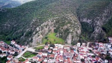 Fethiye 'deki Amyntas' ın dünyaca ünlü Unesco Mezarı 'nın insansız hava aracı görüntüsü. Taş, Lucian İmparatorluğu 'nun yeşil dağdaki mezarlarını kesmiş.