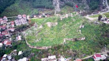 Dünyaca ünlü unesco Fethiye Knight 's Castle Hill' in insansız hava aracı görüntüsü. Kırmızı Türk bayrağıyla antik turistik bir yer.