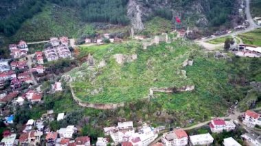 Dünyaca ünlü unesco Fethiye Knight 's Castle Hill' in insansız hava aracı görüntüsü. Kırmızı Türk bayrağıyla antik turistik bir yer.