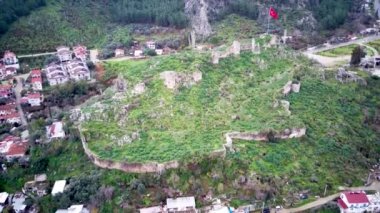 Dünyaca ünlü unesco Fethiye Knight 's Castle Hill' in insansız hava aracı görüntüsü. Kırmızı Türk bayrağıyla antik turistik bir yer.