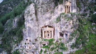 Fethiye 'deki Amyntas' ın dünyaca ünlü Unesco Mezarı 'nın insansız hava aracı görüntüsü. Taş, Lucian İmparatorluğu 'nun yeşil dağdaki mezarlarını kesmiş.