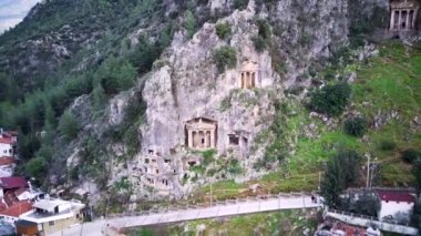 Fethiye 'deki Amyntas' ın dünyaca ünlü Unesco Mezarı 'nın insansız hava aracı görüntüsü. Taş, Lucian İmparatorluğu 'nun yeşil dağdaki mezarlarını kesmiş.