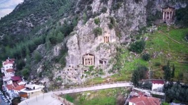 Fethiye 'deki Amyntas' ın dünyaca ünlü Unesco Mezarı 'nın insansız hava aracı görüntüsü. Taş, Lucian İmparatorluğu 'nun yeşil dağdaki mezarlarını kesmiş.