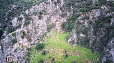 Fethiye 'deki Amyntas' ın dünyaca ünlü Unesco Mezarı 'nın insansız hava aracı görüntüsü. Taş, Lucian İmparatorluğu 'nun yeşil dağdaki mezarlarını kesmiş.