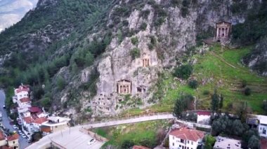 Fethiye 'deki Amyntas' ın dünyaca ünlü Unesco Mezarı 'nın insansız hava aracı görüntüsü. Taş, Lucian İmparatorluğu 'nun yeşil dağdaki mezarlarını kesmiş.