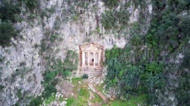 Fethiye 'deki Amyntas' ın dünyaca ünlü Unesco Mezarı 'nın insansız hava aracı görüntüsü. Taş, Lucian İmparatorluğu 'nun yeşil dağdaki mezarlarını kesmiş.