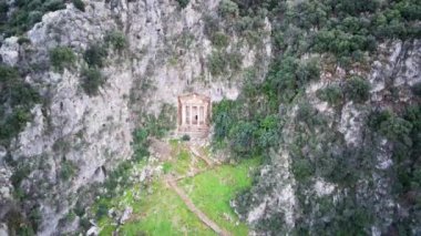 Fethiye 'deki Amyntas' ın dünyaca ünlü Unesco Mezarı 'nın insansız hava aracı görüntüsü. Taş, Lucian İmparatorluğu 'nun yeşil dağdaki mezarlarını kesmiş.