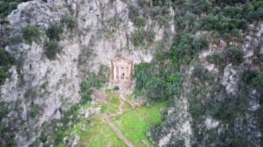 Fethiye 'deki Amyntas' ın dünyaca ünlü Unesco Mezarı 'nın insansız hava aracı görüntüsü. Taş, Lucian İmparatorluğu 'nun yeşil dağdaki mezarlarını kesmiş.